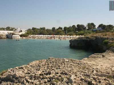 Il resto della baia � occupato dal lido privato San Giovanni con  i suoi verdi alberi che si affacciano sul mare e gli ombrelloni bianchi e gialli